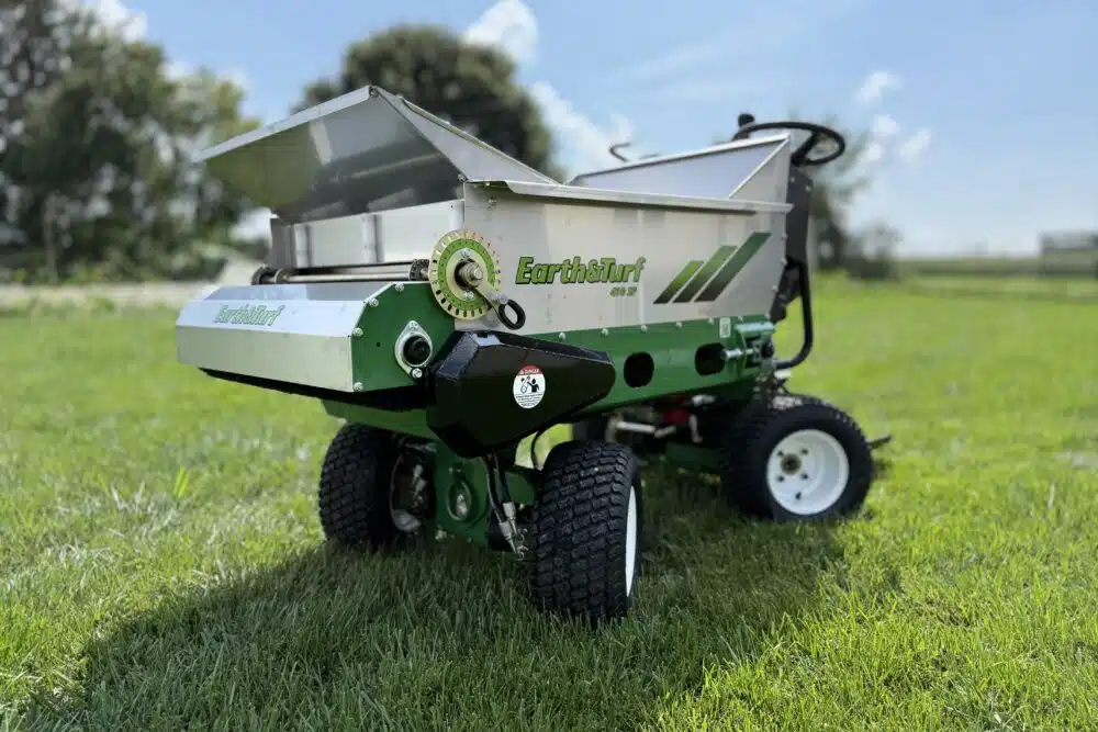 LAWN TOP DRESSER RIDE-ON