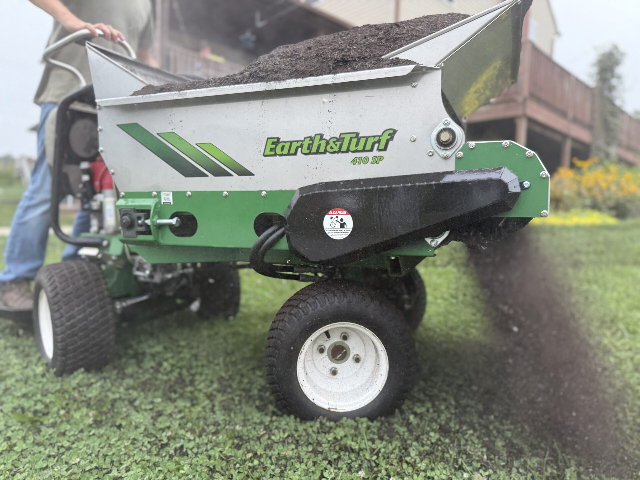 LAWN TOP DRESSER RIDE-ON - Image 2